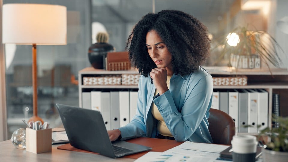 Professional reviewing website content and charts to plan digital PR and backlink strategy